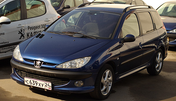 Обратите внимание на расположение руля этого Peugeot из Японии. Дни.Ру/Марк Кротов