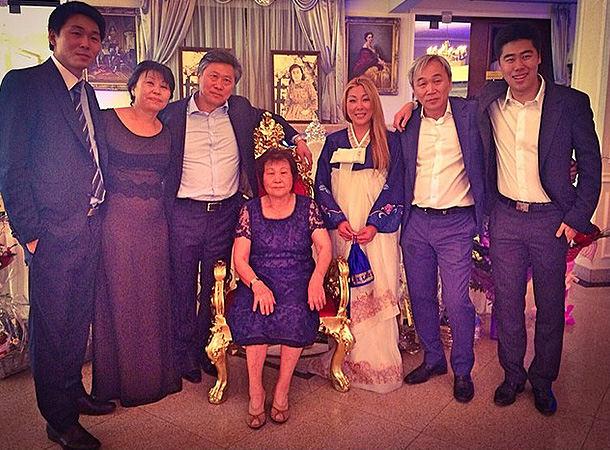Анита Цой с семьей. Фото: instagram.com/anitatsoy