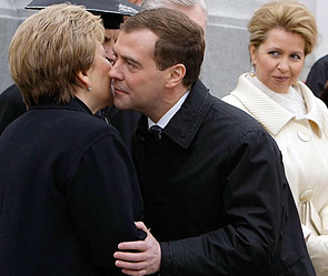Госпожа Медведева элегантна и женственна. Фото: ИТАР-ТАСС