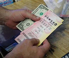 Американцы сорвали джек-пот в $475 млн Джек-пот почти полмиллиарда долларов выпал в крупнейшей американской лотерее