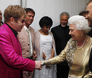 Элтон Джон и Елизавета II. Фото: Getty Images/Fotobank.ru