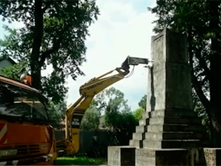 В Польше варварски снесли советский памятник