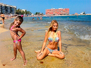 Дана Борисова с дочкой разделись на отдыхе