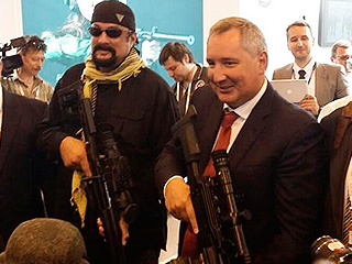 Рогозин показал Сигалу новейшее оружие