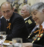 Путин помог теряющему сознание ветерану