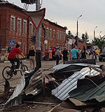 Дети пошли в поврежденные смерчем школы