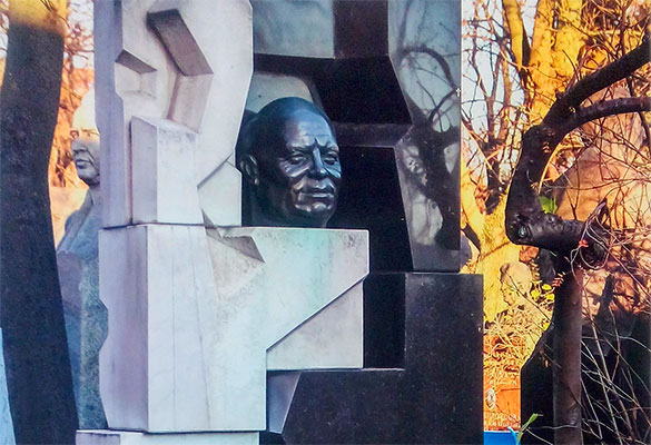 Памятник на могиле Н. С. Хрущёва. Фото: wikimedia.org