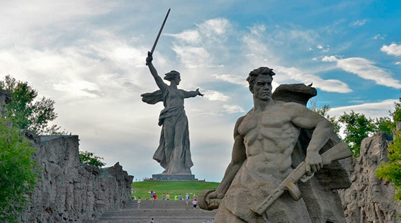 Волгоград: скульптура "Родина-мать зовет!" и Мамаев курган. Фото: wikipedia.org