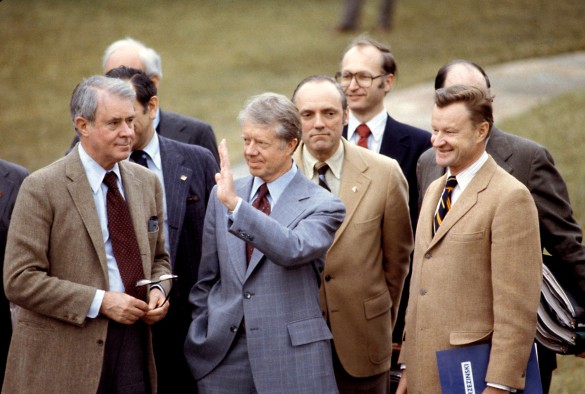 Президент США Джимми Картер в окружении своих советников, в том числе Сайруса Вэнса и Збигнева Бжезинского. Фото: GLOBAL LOOK press/Arthur Grace