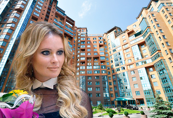 Дана Борисова на фоне жилого комплекса "Золотые ключи-2". Фото: dni.ru