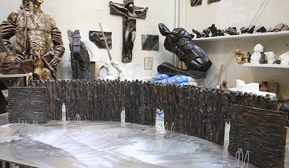 Макет скульптурной композиции "Стена скорби". Фото: Артем Коротаев/ТАСС