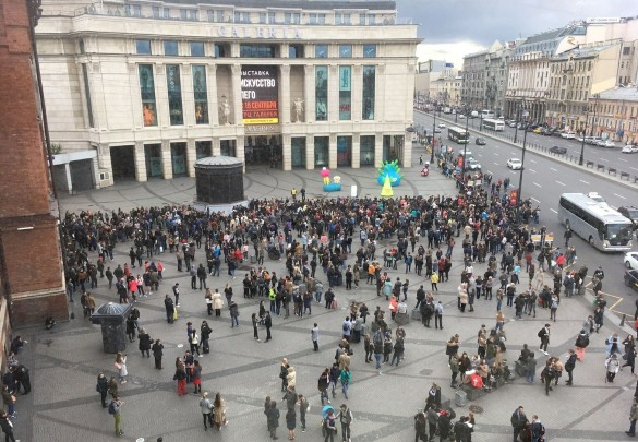 Эвакуация людей из ТРЦ "Галерея" в Санкт-Петербурге. Фото: GLOBAL LOOK press 