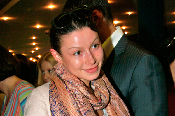Елена Полякова В Ночнушке – Дневной Представитель 2004