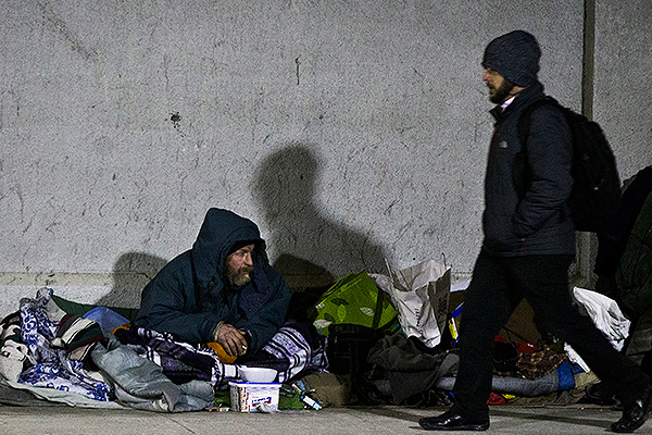 Канадский бездомный нашел $1600 и отнес их в полицию