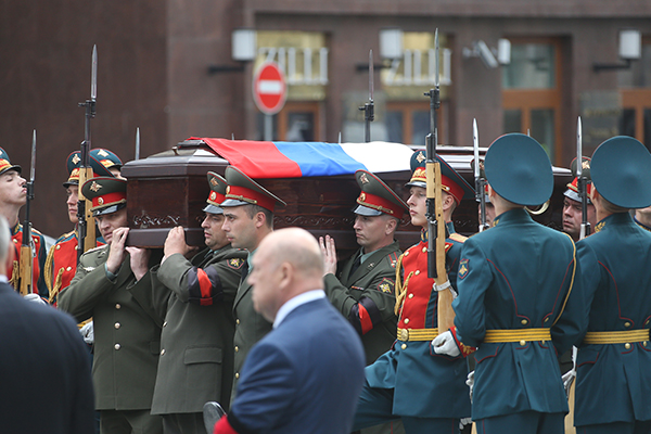 Примакова похоронили под залпы орудий