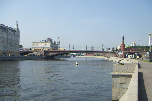 Опрос: более 70% россиян против переименования Большого Москворецкого в Немцов мост