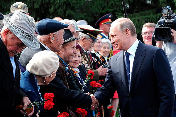Владимир Путин в Чите возложил цветы к Вечному огню