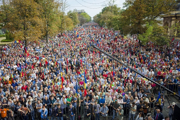 Митинг оппозиции в Молдавии завершился мирным шествием
