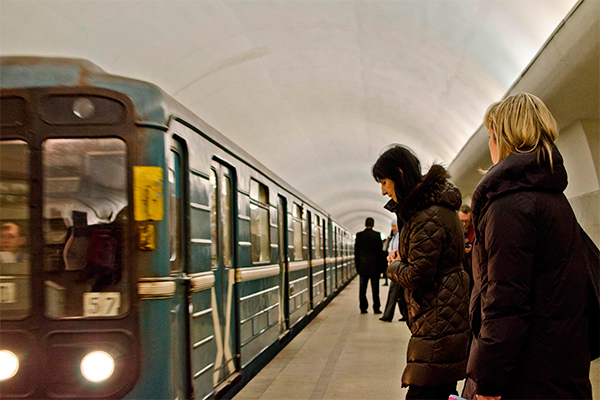 Пассажиров столичного метро отравили газом