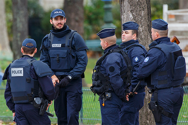 Полиция эвакуирует людей от Эйфелевой башни