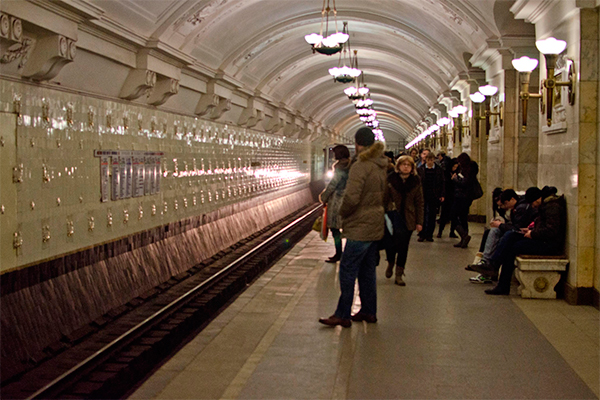 Пассажир метро уснул на рельсах