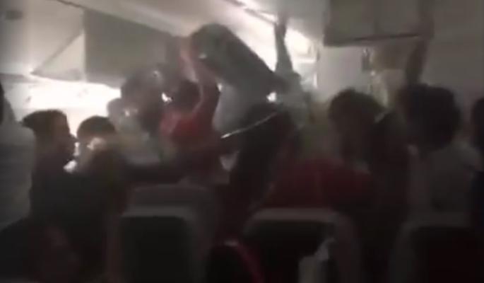 Жуткое видео из салона самолета Emirates попало в Сеть