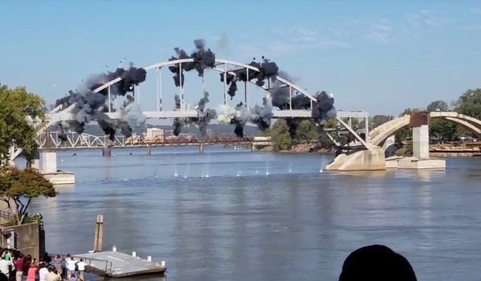 Попытка взорвать мост в США попала на видео
