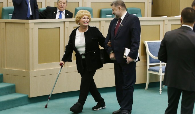 Нарусова на костылях пококетничала с сенатором