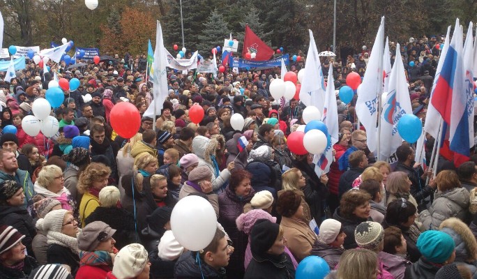 Сотни тысяч россиян празднуют единство страны