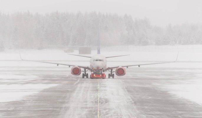 Снегопад парализовал работу аэропортов Москвы