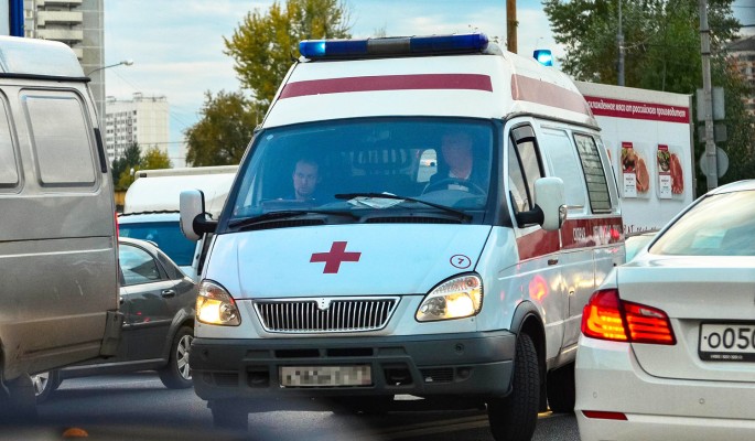 Пенсионерка скатилась с перил и рухнула с пятого этажа