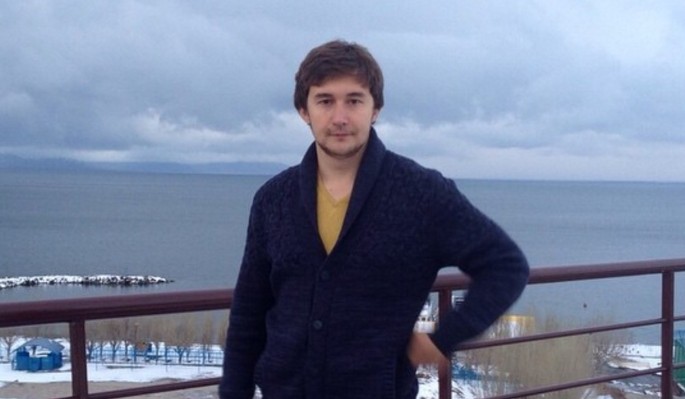 Разволновавшийся Карякин кормит белочек