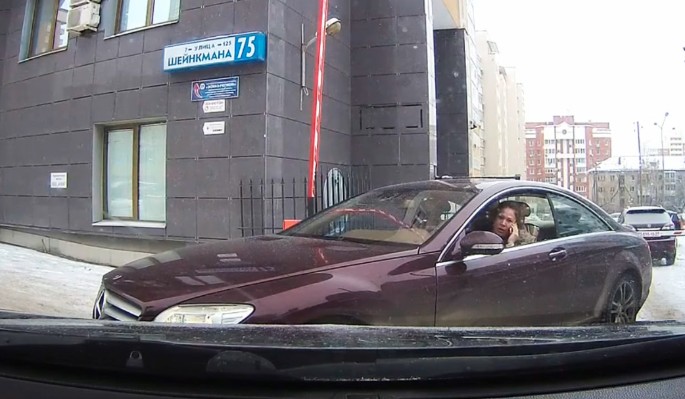 В Екатеринбурге дочь депутата угрожала сжечь не уступившего ей дорогу водителя