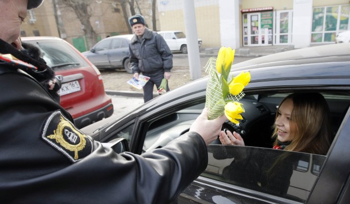 Полицейские необычно поздравили женщин с 8 марта