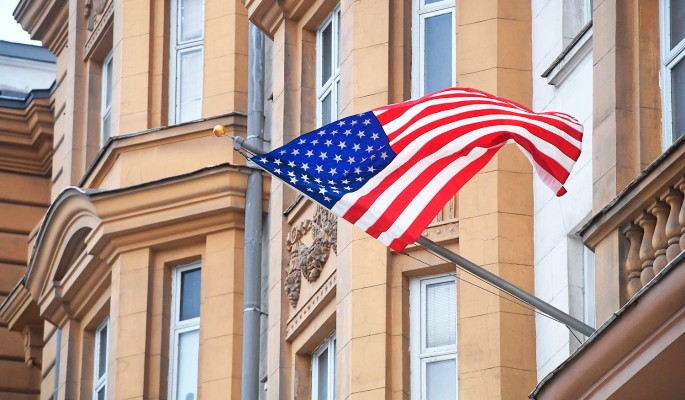 Взволнованные россияне окружили посольство США