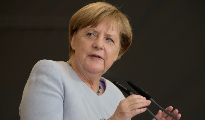 Меркель высмеяли за обещание снять санкции