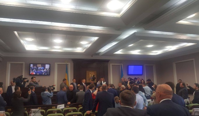Украинский депутат сломал коллеге челюсть