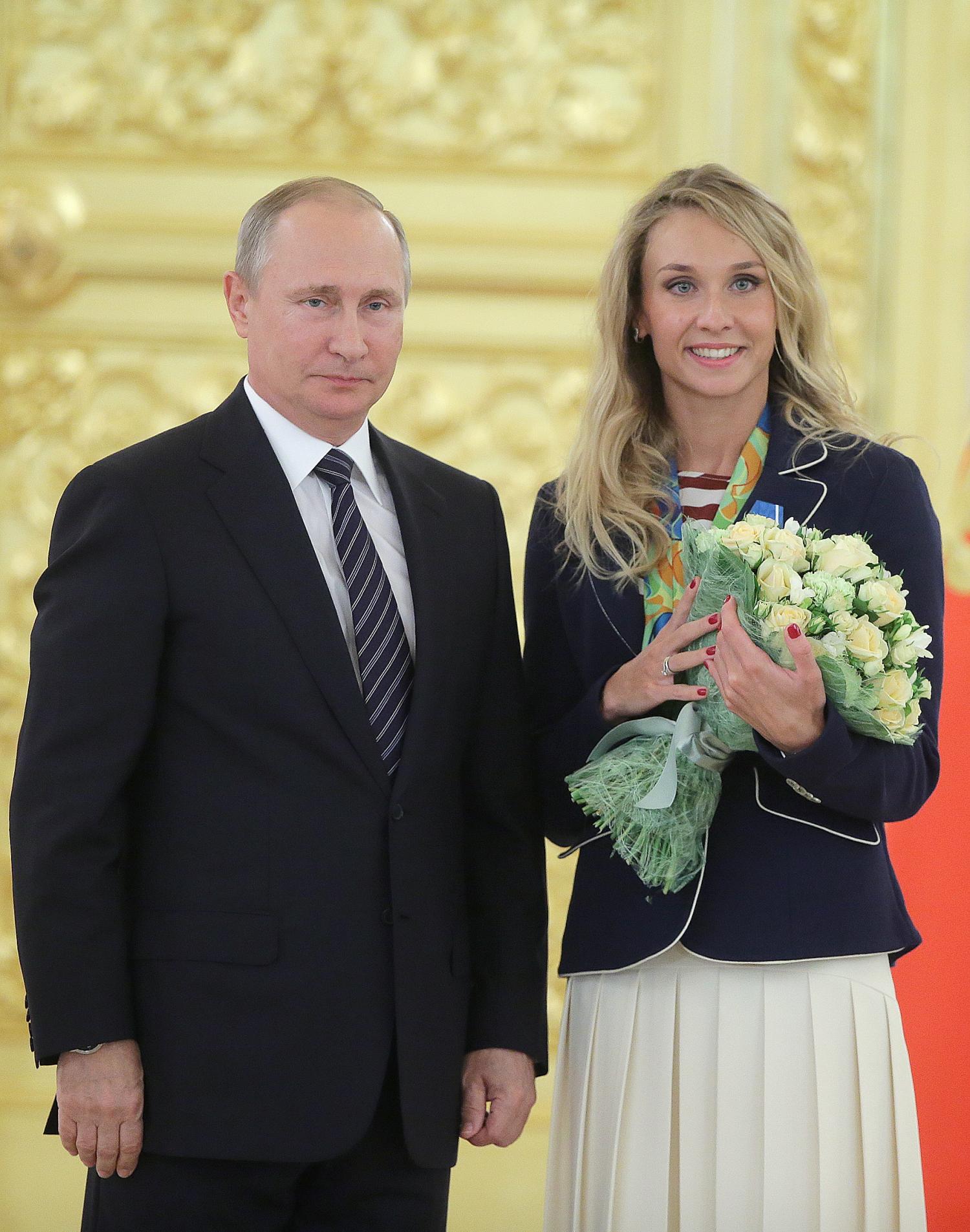 Женщина рядом с Путиным
