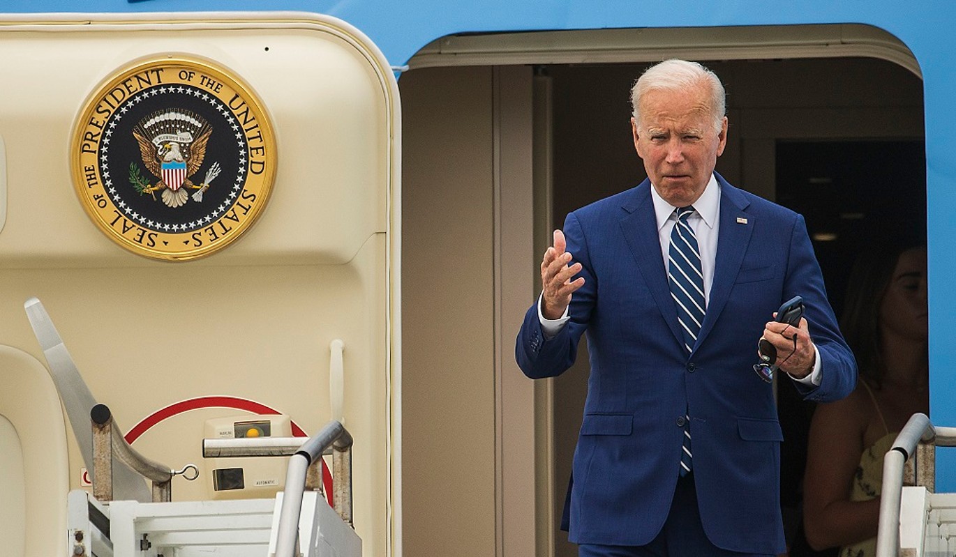 Байден чуть не рухнул с трапа самолета – видео