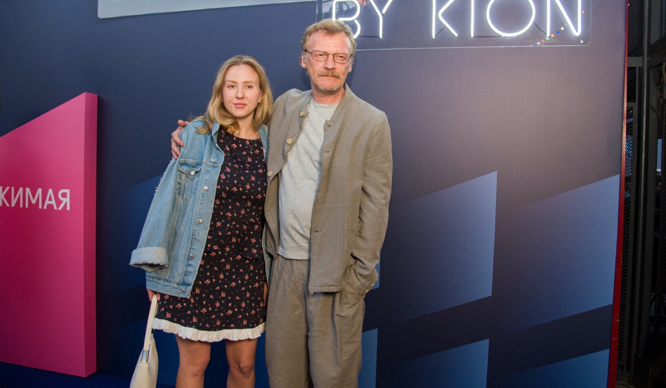 Пусть дочка полюбуется: откровенные лесбийский игры возбудили вернувшегося на родину Серебрякова 