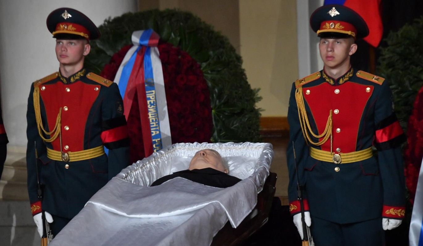 Грозила пальчиком: стали известны странные слова Пугачевой у гроба Горбачева 