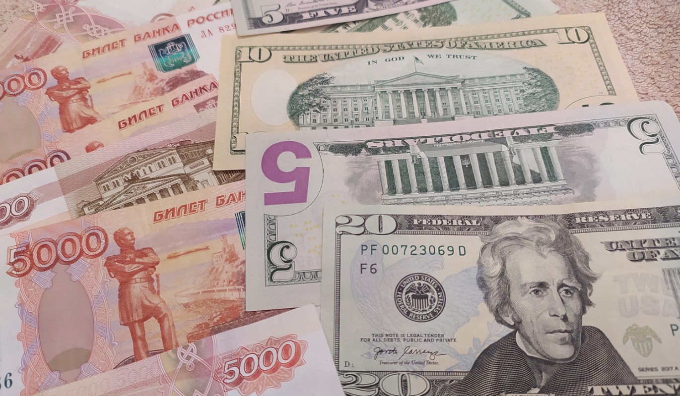 80 в рублях на сегодня. Валюта. Доллар евро рубль. Доллары в рубли. Банкноты евро и доллар.