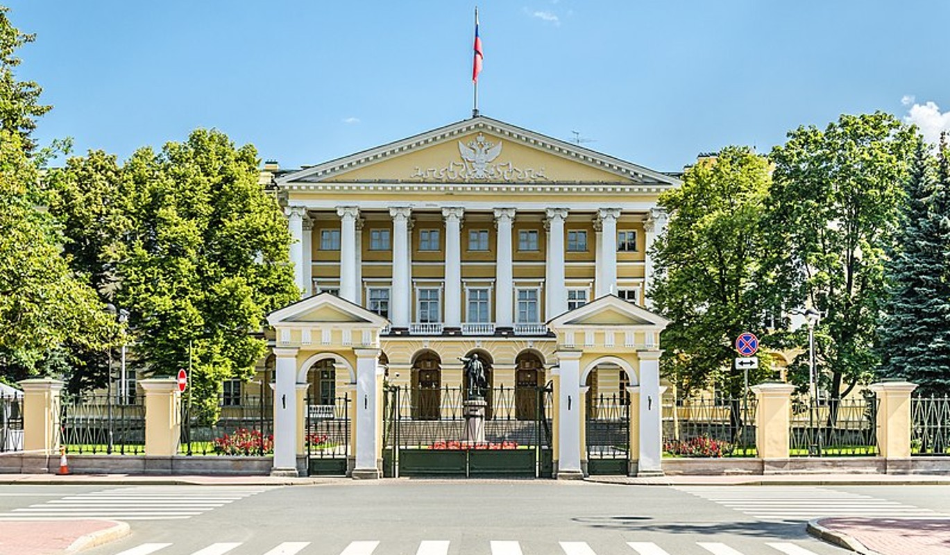 Здание смольного в санкт петербурге