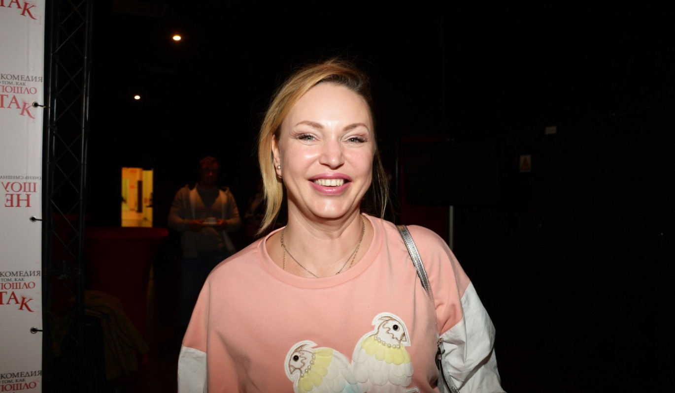 Довлатову в кроваво-красном платье окружили папарацци