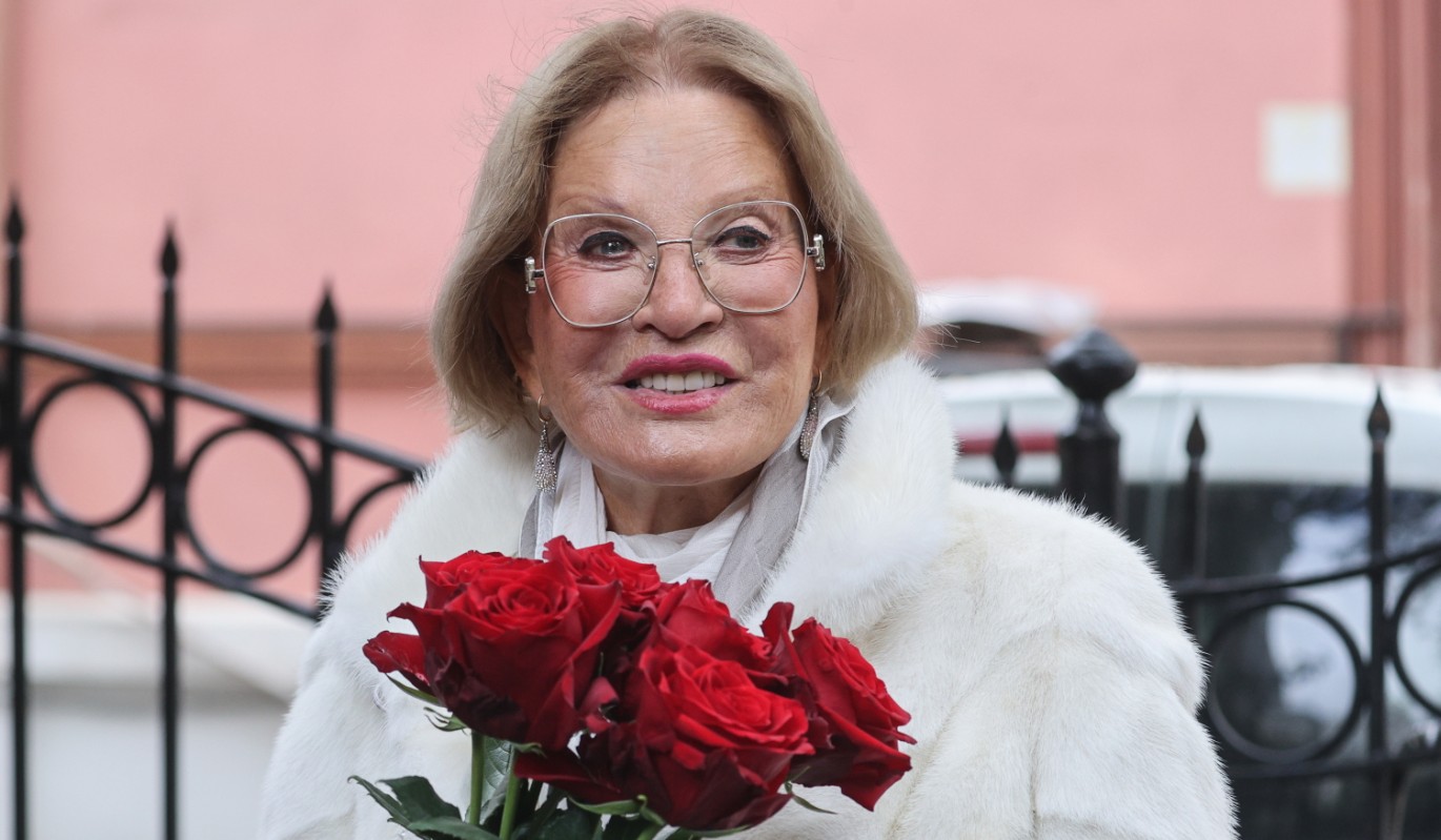 "Натоптали и испортили": Максакова требует почти полмиллиона рублей от столичных ремонтников