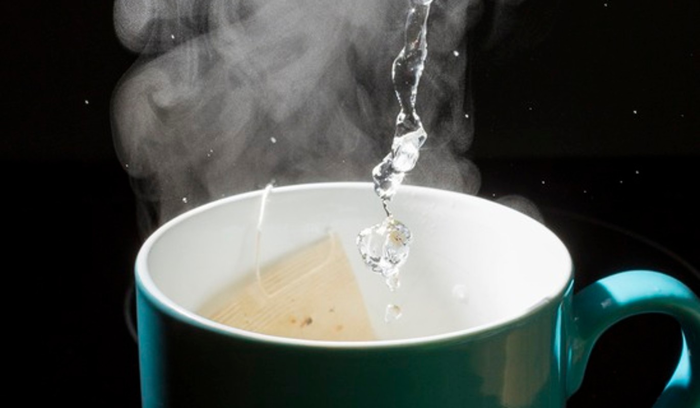 При температуре пьют горячий чай. Пар от горячего чая. Слишком горячий чай. Опасности чая. Кипяток чай.