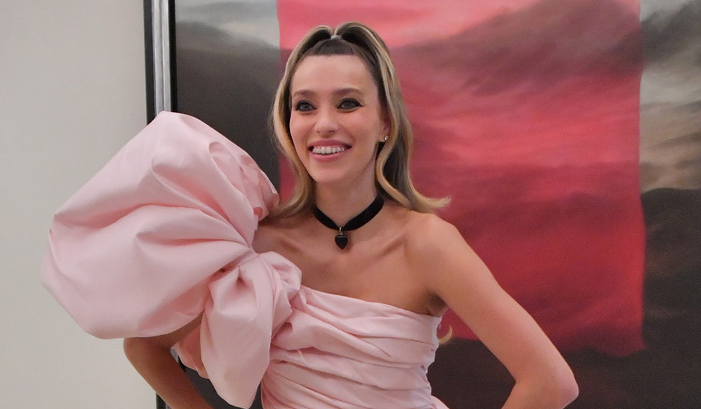 Регина Тодоренко удивила россиян умением садиться на шпагат