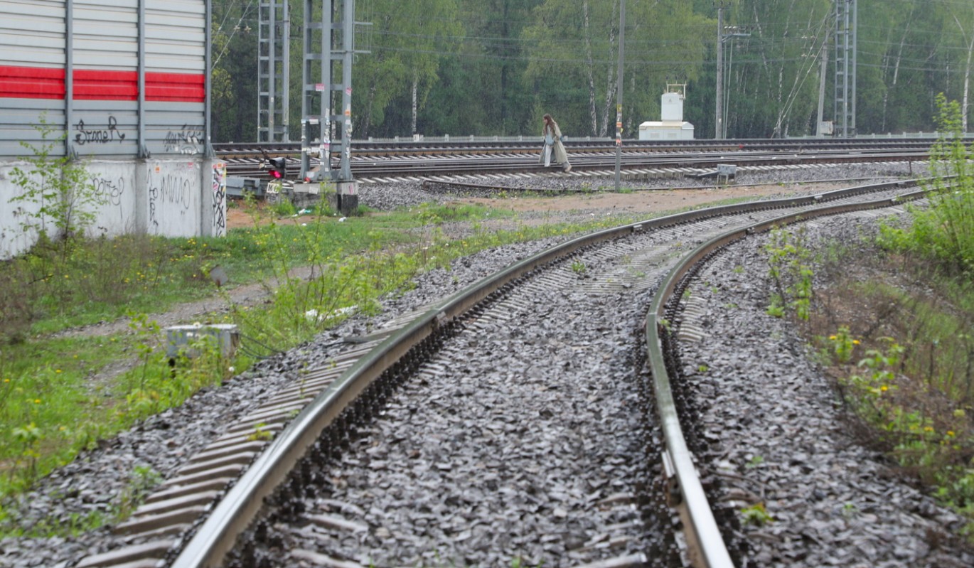 Неизвестный строил пожар на железной дороге под Красноярском