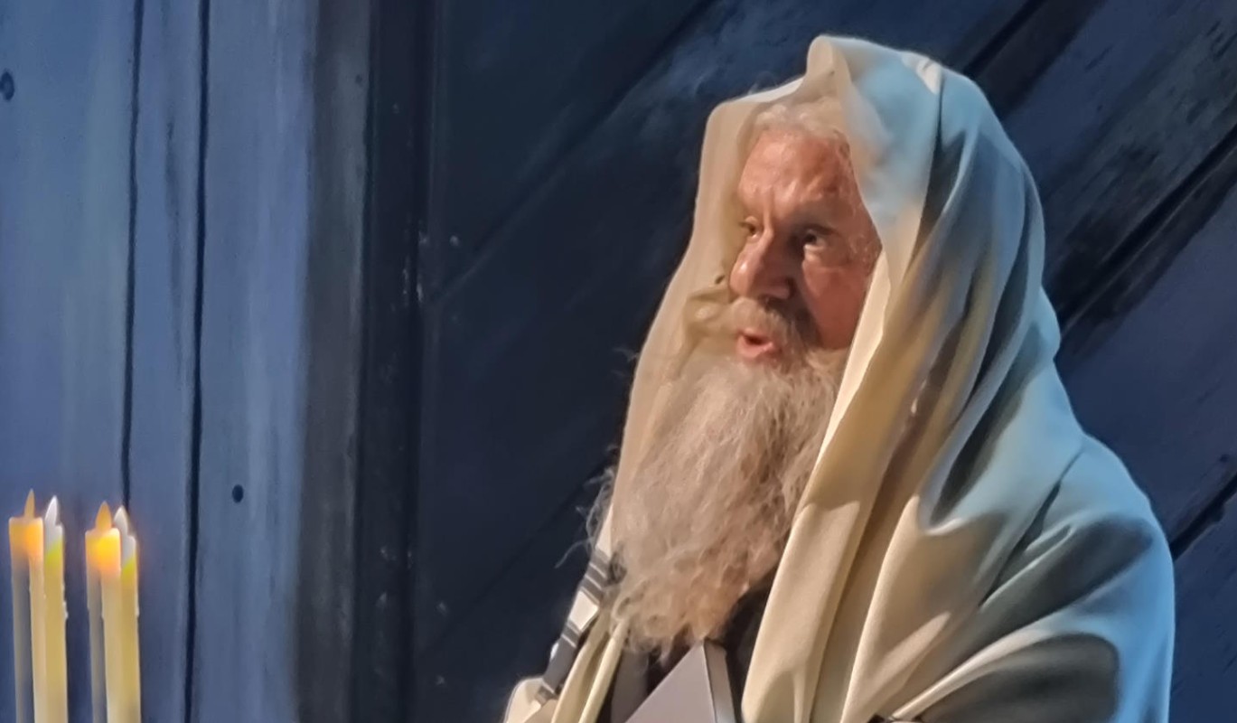 старец с белой бородой. старец с белой бородой. старец с белой бородой. мудрец гэндальф. гэндальф серый и гэндальф белый.