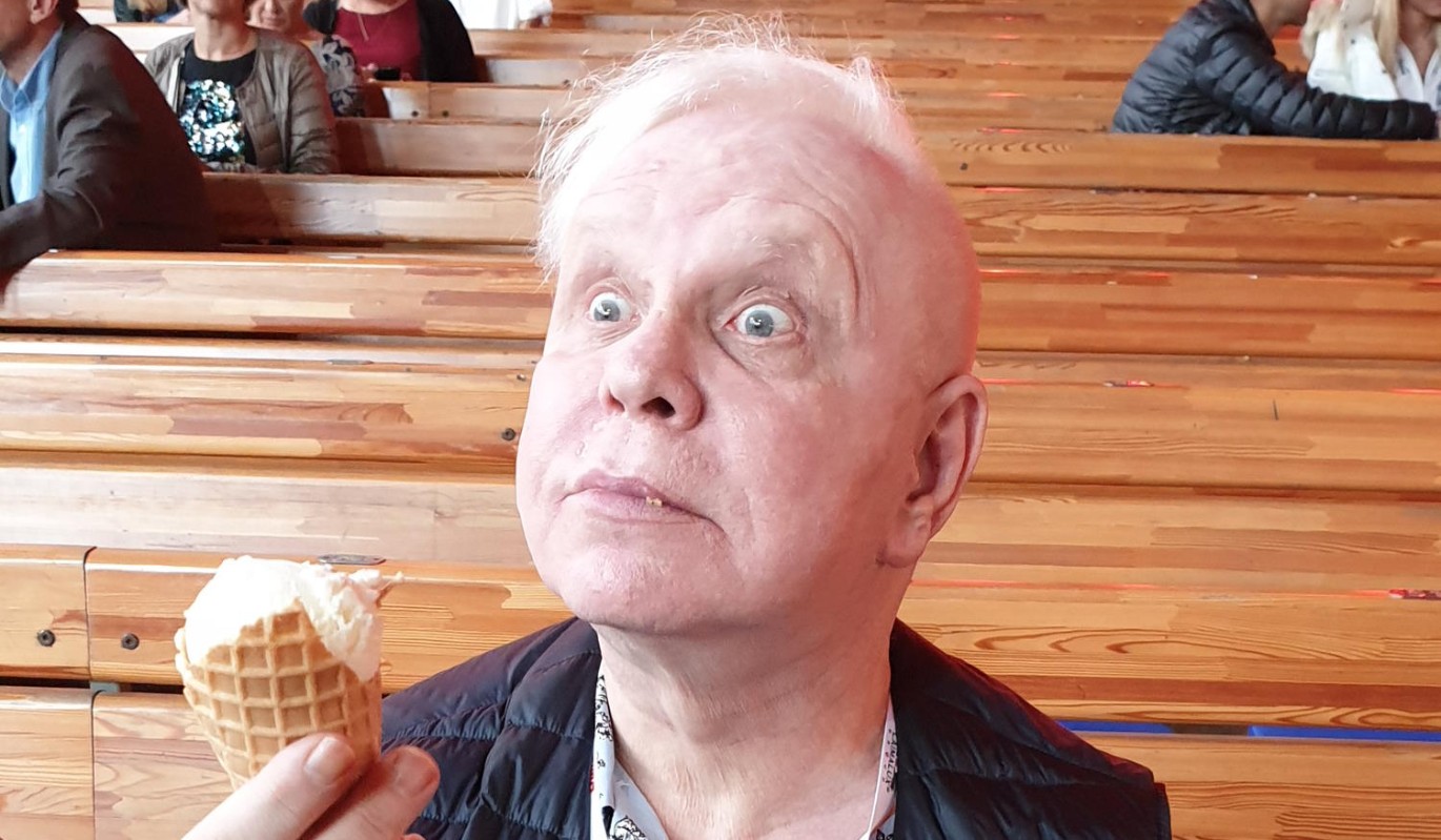 Автор "Глухонемой любви" Кемеровский сообщил про миллионы долларов и сына-инвалида Моисеева